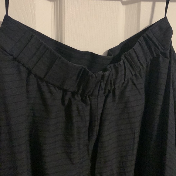 Uniqlo midi length black skirt - Picture 3 of 4